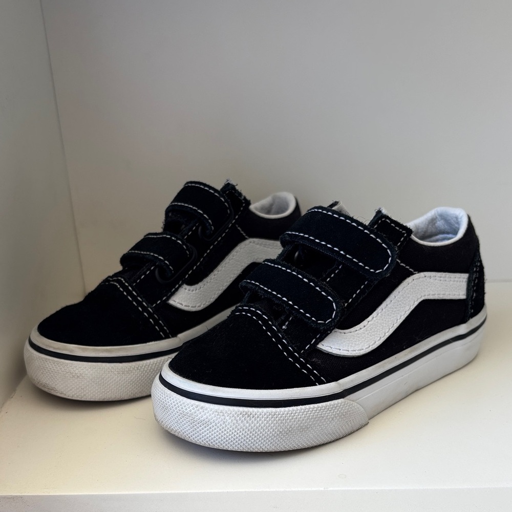 Vans Old Skool Toddlers 6 Black and White Velcro Low-Top Sneakers